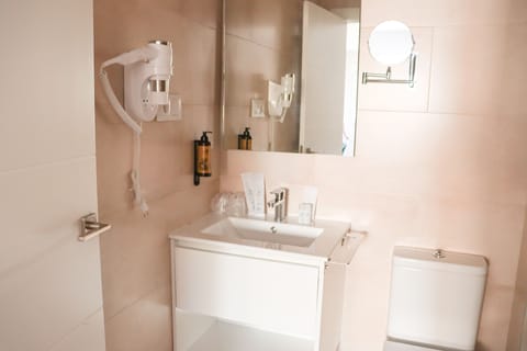 Triple Room | Bathroom | Shower, rainfall showerhead, free toiletries, hair dryer