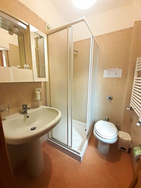 Romantic Double Room | Bathroom | Shower, free toiletries, hair dryer, towels