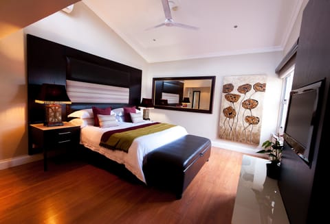 Forest Mahogany - Honeymoon Suite | Premium bedding, minibar, in-room safe, individually decorated