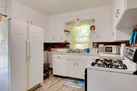 Apartment (2 Bedrooms) | Private kitchen | Microwave, oven, stovetop, dishwasher