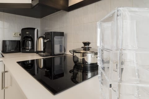 Deluxe Apartment | Private kitchen | Fridge, oven, dishwasher, electric kettle