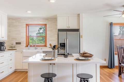 House (3 Bedrooms) | Private kitchen | Fridge, microwave, oven, stovetop