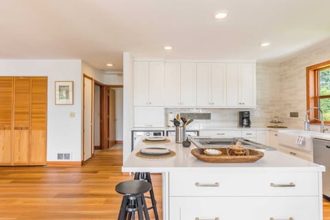 House (3 Bedrooms) | Private kitchen | Fridge, microwave, oven, stovetop