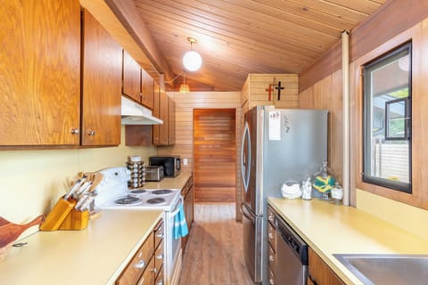 House (3 Bedrooms) | Private kitchen | Fridge, microwave, oven, stovetop