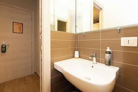 Double or Twin Room, Non Smoking, Private Bathroom | Bathroom | Shower, free toiletries, hair dryer, bathrobes