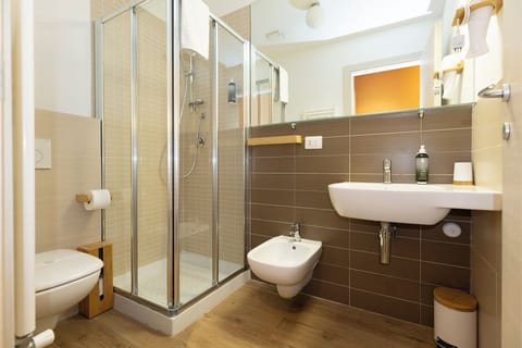 Double Room, 1 Queen Bed, Non Smoking, Private Bathroom | Bathroom | Shower, free toiletries, hair dryer, bathrobes