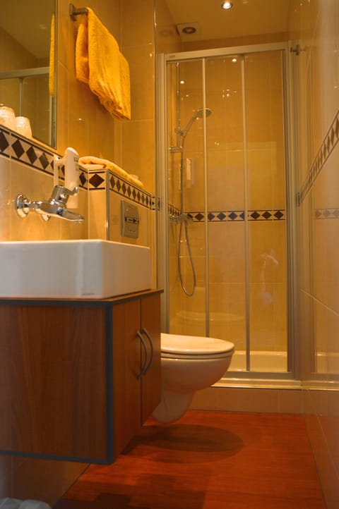 Comfort Double Room | Bathroom | Hair dryer, towels