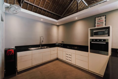 Family Villa | Private kitchen | Microwave, stovetop, toaster, rice cooker