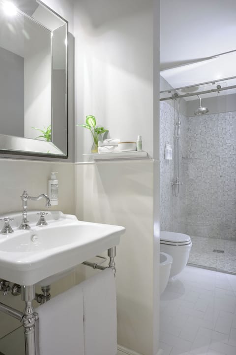 Suite | Bathroom | Shower, eco-friendly toiletries, slippers, towels