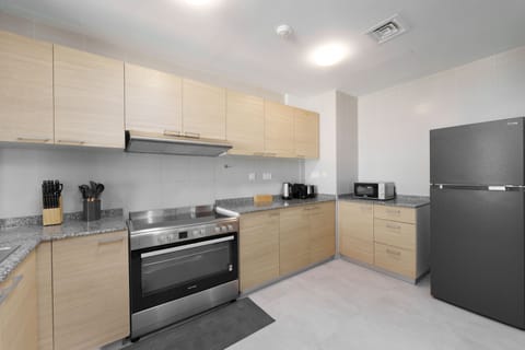 Deluxe Apartment | Private kitchen | Fridge, microwave, oven, coffee/tea maker