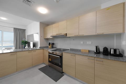 Deluxe Apartment | Private kitchen | Fridge, microwave, oven, coffee/tea maker