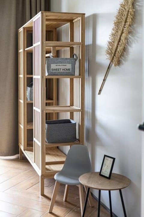 Bookcase in the bedroom in the Natural apartment