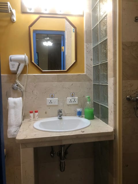 Comfort Quadruple Room | Bathroom | Shower, rainfall showerhead, hair dryer, towels