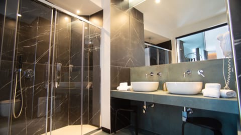 Room Teatro Massimo | Bathroom | Separate tub and shower, jetted tub, rainfall showerhead, hair dryer