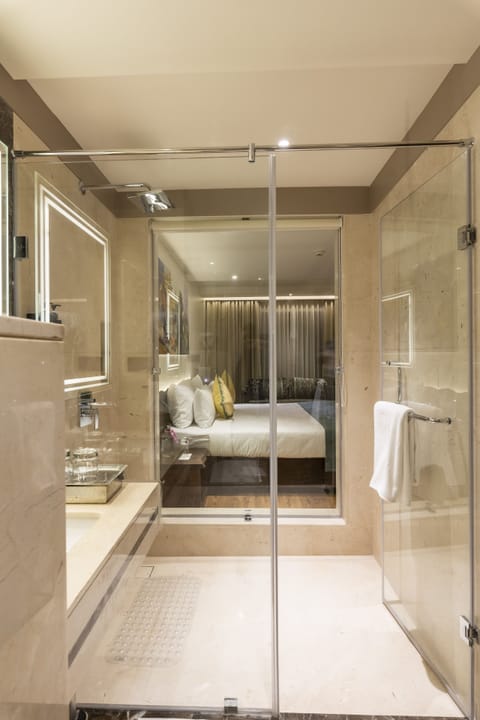 Deluxe Double Room | Bathroom | Rainfall showerhead, free toiletries, bathrobes, slippers