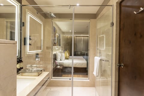 Superior Twin Room | Bathroom | Rainfall showerhead, free toiletries, bathrobes, slippers