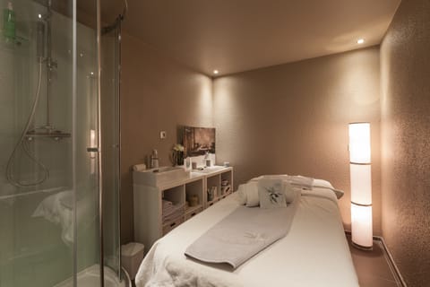 Couples treatment rooms, sauna, spa tub, steam room, Turkish bath