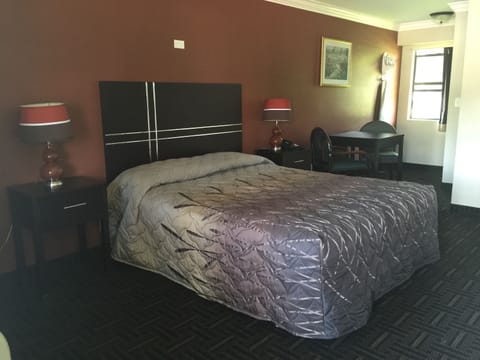 Room, 1 Queen Bed, Smoking | Iron/ironing board, rollaway beds, free WiFi, bed sheets