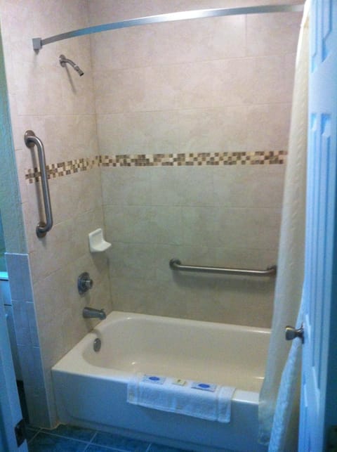 Combined shower/tub, free toiletries, hair dryer