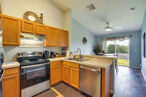 Apartment (2 Bedrooms) | Private kitchen | Microwave, oven, stovetop, dishwasher