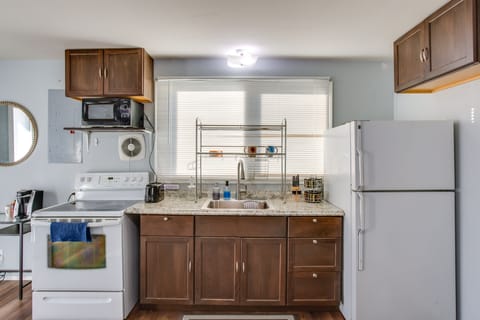 Apartment (1 Bedroom) | Private kitchen | Microwave, oven, stovetop, cookware/dishes/utensils