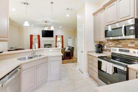 House (4 Bedrooms) | Private kitchen | Microwave, oven, stovetop, dishwasher