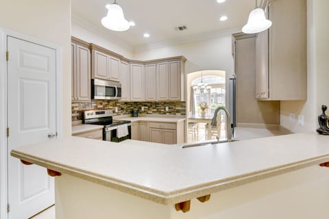 House (4 Bedrooms) | Private kitchen | Microwave, oven, stovetop, dishwasher