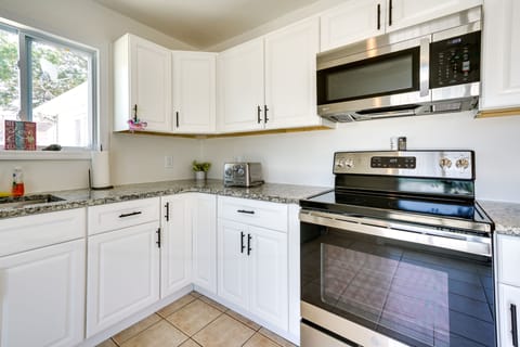 House (3 Bedrooms) | Private kitchen | Microwave, oven, stovetop, cookware/dishes/utensils