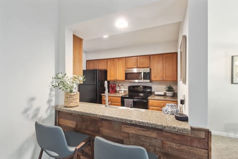 Apartment (2 Bedrooms) | Private kitchen | Microwave, oven, stovetop, dishwasher