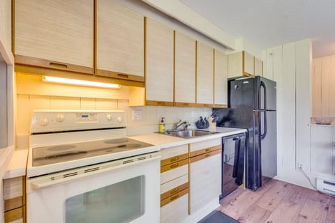 Apartment (3 Bedrooms) | Private kitchen | Microwave, oven, stovetop, dishwasher