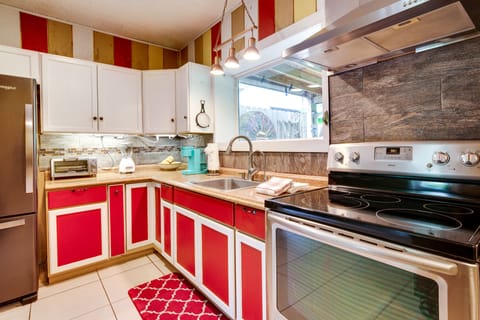 Cottage (2 Bedrooms) | Private kitchen | Microwave, oven, stovetop, blender