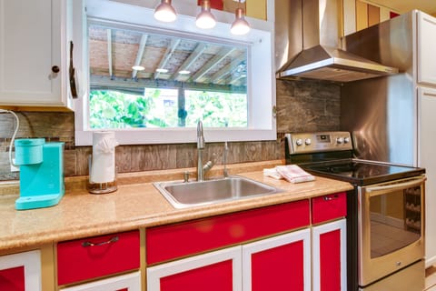 Cottage (2 Bedrooms) | Private kitchen | Microwave, oven, stovetop, blender