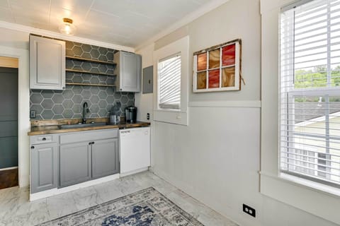 Apartment (2 Bedrooms) | Private kitchen | Oven, stovetop, dishwasher, cookware/dishes/utensils