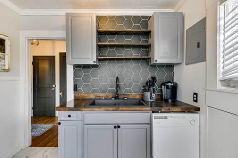 Apartment (2 Bedrooms) | Private kitchen | Oven, stovetop, dishwasher, cookware/dishes/utensils