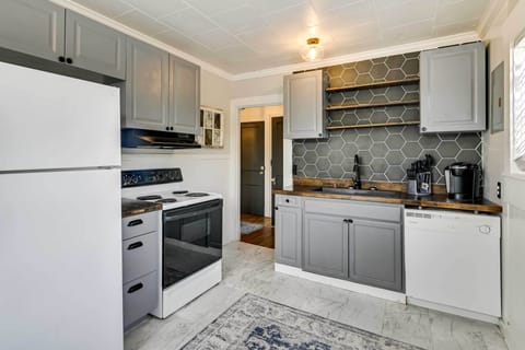 Apartment (2 Bedrooms) | Private kitchen | Oven, stovetop, dishwasher, cookware/dishes/utensils