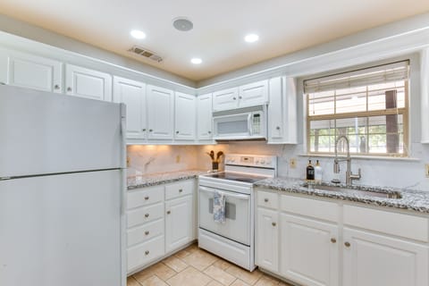 House (2 Bedrooms) | Private kitchen | Microwave, oven, stovetop, dishwasher