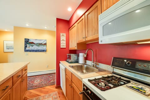 Apartment (3 Bedrooms) | Private kitchen | Microwave, oven, stovetop, dishwasher