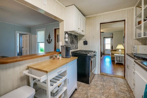 Cottage (2 Bedrooms) | Private kitchen | Microwave, oven, stovetop, blender