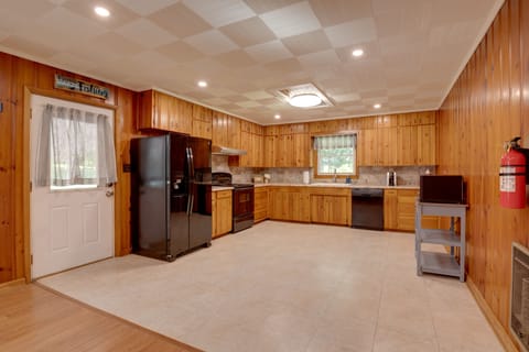 House (3 Bedrooms) | Private kitchen | Microwave, oven, stovetop, dishwasher