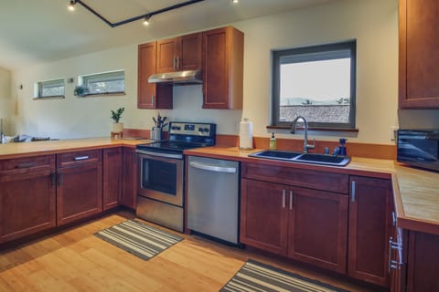 Apartment (2 Bedrooms) | Private kitchen | Microwave, oven, stovetop, dishwasher