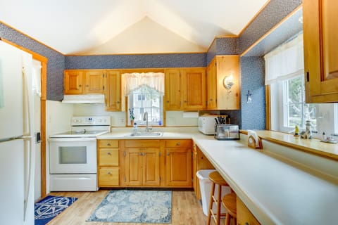 Cottage (3 Bedrooms) | Private kitchen | Microwave, oven, stovetop, blender