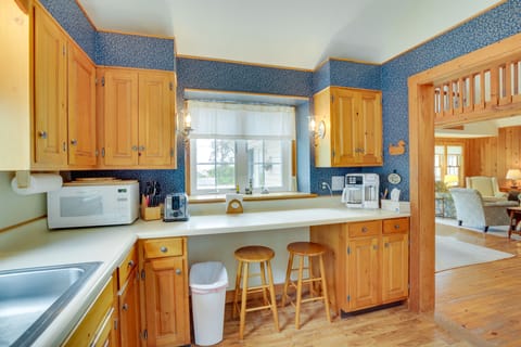 Cottage (3 Bedrooms) | Private kitchen | Microwave, oven, stovetop, blender