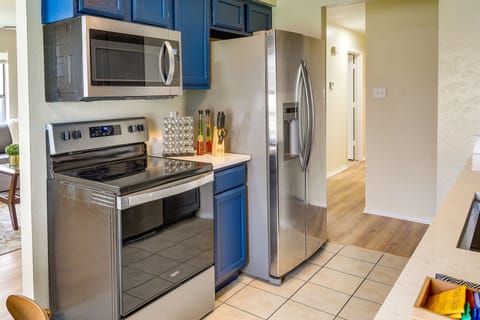 Apartment (2 Bedrooms) | Private kitchen | Microwave, oven, stovetop, dishwasher