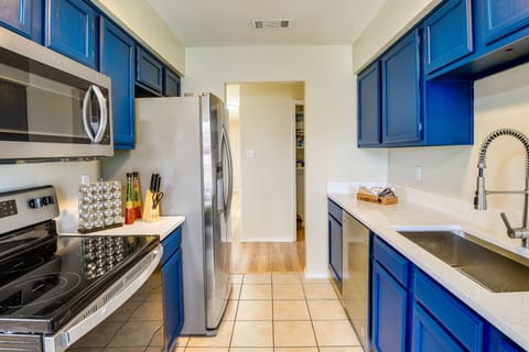 Apartment (2 Bedrooms) | Private kitchen | Microwave, oven, stovetop, dishwasher