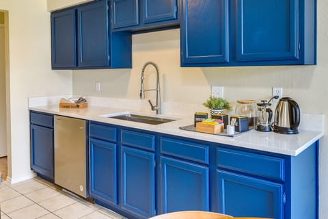 Apartment (2 Bedrooms) | Private kitchen | Microwave, oven, stovetop, dishwasher