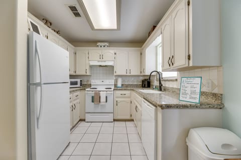 Apartment (2 Bedrooms) | Private kitchen | Dishwasher, cookware/dishes/utensils, paper towels