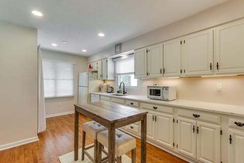 House (3 Bedrooms) | Private kitchen | Microwave, oven, stovetop, dishwasher