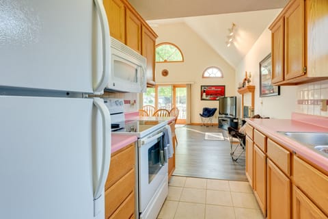 Cottage (2 Bedrooms) | Private kitchen | Microwave, oven, stovetop, dishwasher