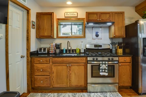 House (2 Bedrooms) | Private kitchen | Microwave, oven, stovetop, cookware/dishes/utensils