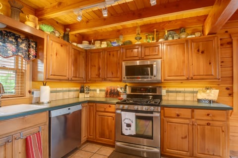 House (3 Bedrooms) | Private kitchen | Microwave, oven, stovetop, dishwasher